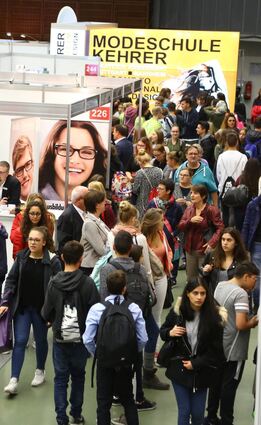 <p>Schon gestern drängten sich junge Leute in den Gängen der Eberthalle. Die Messe "Sprungbrett" bot reichhaltige Informationen zur Ausbildung.</p>