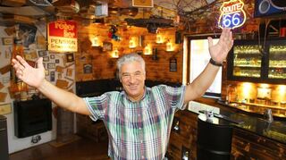 <p>Wie in einer klassischen Bar an der Route 66 in den Vereinigten Staaten von Amerika: Thomas Enzenauer öffnet immer wieder und nur zur Kerwe die traditionsreiche "Schwarze Katz" in Friesenheim.</p>