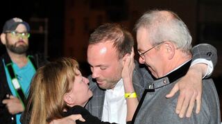 <p>Jetzt geht's nach Berlin: Nikolas Löbel mit seinen Eltern Monika und Peter nach dem Wahlsieg in der "Bar Basso" in der Oststadt, wo die Partei den Erfolg feierte.</p>