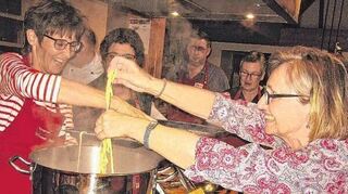 <p>Kochen mit Volldampf: Sigrid Ziehr (l.) und Christa Albert bereiten Tagliatelle zu.</p>