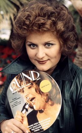 <p>Vor mehr als 30 Jahren in Südfrankreich: Die deutsche Sängerin Joy Fleming hält am 30. Januar 1975 auf der Musikmesse "MIDEM" in Cannes das Magazin "Rund" in Händen, das mit ihrem Bild für ein Preisausschreiben wirbt.</p>