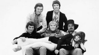 <p>Um 1969 posiert die noch blutjunge Sängerin Joy Fleming (liegend) mit ihrem Sextett Joy Unlimited, den einstigen Hit Kids um Klaus Nagel (rechts).</p>