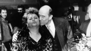 <p>Miss Fleming auf Kuschelkurs mit dem ehemaligen Verleger des "Mannheimer Morgen" Rainer von Schilling (1935-2007).</p>