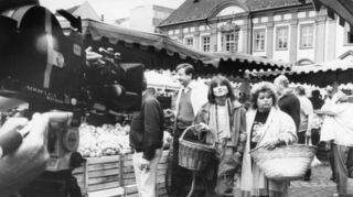 <p>In trauter Zweisamkeit schlendert Joy Fleming mit der Mannheimer Folksängerin Joana über den Wochenmarkt auf dem Marktplatz im Quadrat G 1.</p>