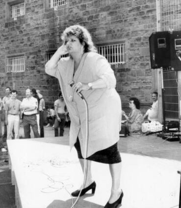<p>Joy Fleming tritt in der Mannheimer Justizvollzugsanstalt auf.</p>