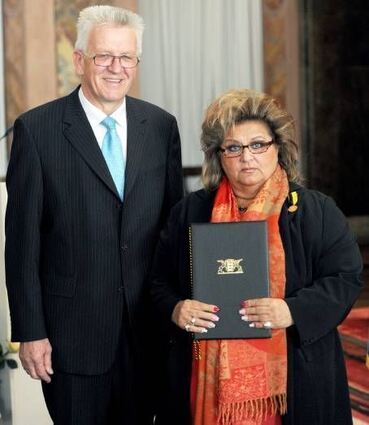 <p>Von Winfried Kretschmann erhält sie 2012 den Verdienstorden des Landes.</p>