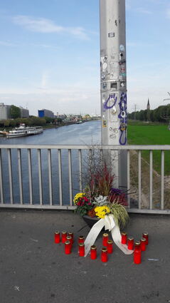 Nach dem Tod der am Mittwochabend überraschend verstorbenen Joy Fleming haben Fans Blumen und Kerzen an der Kurpfalzbrücke abgelegt.