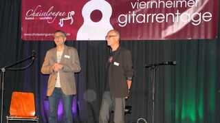 <p>Helmut Neumann (l.) und Manfred Brandmüller von "chaiselongue" kündigen als Organisatoren die ersten Auftretenden bei den Gitarrentagen an.</p>