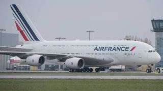 <p>Ein Airbus A380 der französischen Fluggesellschaft Air France auf dem Flughafen in Dresden. Bei einem solchen Flugzeug fiel am Wochenende ein Triebwerk aus.</p>