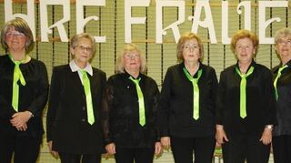 <p>Sänger Werner Klag und die Sängerinnen des Frauenchors erhielten Blumen und Urkunden.</p>