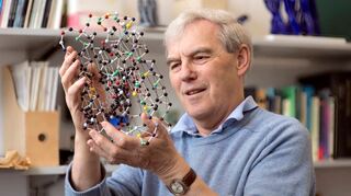 <p>Wissenschaftler Richard Henderson hält das Modell eines Membranproteins in der Hand. Henderson erhält in diesem Jahr den Nobelpreis für Chemie gemeinsam mit Joachim Frank und Jacques Dubochet.</p>