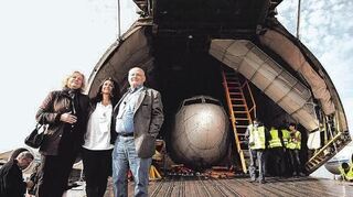 <p>Diana Müll (2.v.l.) mit der ehemaligen Stewardess Gabriele von Lutzau und dem Co-Piloten Jürgen Vietor vorm Rumpf der "Landshut" in Friedrichshafen.</p>