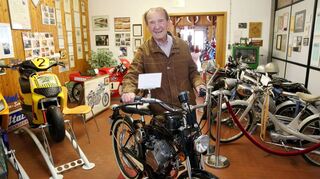 <p>Fritz Röth in seinem kleinen Motorradmuseum in Hammelbach im Odenwald. Rund 50 Maschinen gibt es hier zu bewundern, dazu Motoren und viele Dokumente.</p>
