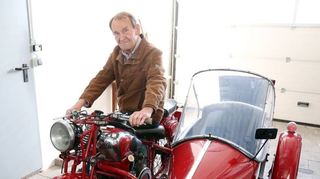 <p>Fritz Röth mit dem 1934 gebauten Moto Guzzi-Gespann, das er vor vielen Jahren einem traurigen Italiener abgekauft hat.</p>