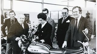 <p>Vorstellung eines neuen Suzuki-Modells mit dem 2011 verstorbenen Playboy Gunter Sachs (l.) als Stargast, rechts steht Fritz Röth.</p>
