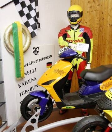 <p>Nicht nur schwere Motorräder, sondern auch kleine Roller importierte Röth.</p>