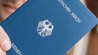 <p>Ein Heft, das einen Reisepass des Deutschen Reichs darstellen soll. Reichsbürger erkennen die Bundesrepublik nicht an.</p>