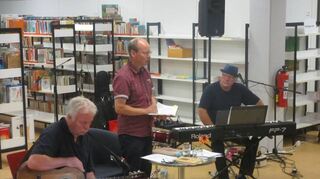 <p>Präsentierten in der Stadtteilbibliothek Herzogenried ausgewählte Schätze Pfälzer Mundart (v.l.): Alfred Baumgartner, Ulrich Wellhöfer und Peter Tröster.</p>