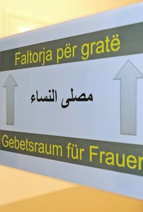 <p>Der Gebetsraum für Frauen befindet sich eine Etage weiter oben (rechtes Bild) und ist über eine separate Treppe zu erreichen.</p>