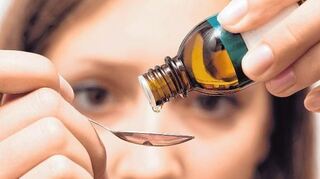 <p>Viele Menschen fühlen sich nach wochenlanger Einnahme von homöopathischen Tropfen besser. Doch handelt es sich deshalb um eine wirksame Arzneimitteltherapie - oder sind das alles nur Placebo-Effekte?</p>