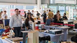 <p>Im Porsche-Zentrum in Friedrichsfeld wurde zugunsten des Straßenprojekts "Freezone" wieder so manches versteigert.</p>