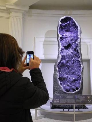 <p>Dieser Amethyst ist dreieinhalb Meter hoch - und nicht nur ein schönes Fotomotiv. In der Antike galt er als Talisman, der gegen Alkoholrausch schützt.<br></p>