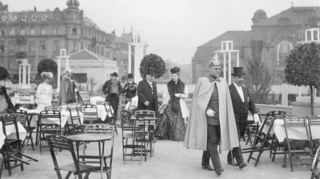 Man trägt Frack und Zylinder, der Erbgroßherzog Uniform: Friedrich II. bei seinem Besuch 1907 in Mannheim – ein Standbild aus dem Film.
