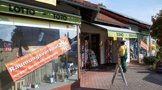 <p>Große Plakate deuten auf den Räumungsverkauf bei Schreibwaren und Spielzeug Blodt hin. Interessenten gibt es, die das Geschäft übernehmen wollen.</p>