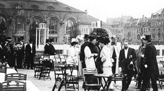 <p>Die ältesten bewegten Bilder von Mannheim: Erbgroßherzog Friedrich II. (4. v. r. mit Uniformmantel) 1907 vor dem Rosengarten.</p>