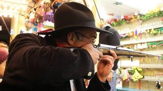 <p>Fahrspaß ist bei den Attraktionen - wie dem Break Dancer - zu erwarten und an den Buden können die Kerwebesucher auf Gewinne zielen. Das neue Kerwepaar bilden Sharon Elling und Manuel Härtle.</p>