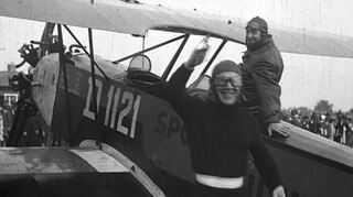 <p>"Flugzeug-Gymnastiker" nannte er sich: Oskar Dimpfel nach der Landung. Von seinen Vorführungen beim "Mannheimer Großflugtag" 1927 gibt es beim Stadtarchiv einen Film, der aber digitalisiert werden muss, um ihn zu erhalten.</p>