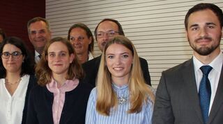 <p>Die Preisträger (vorne v.l.) Birgit Reuter, Simone Roth, Sophia Niedermayer und Thomas Stürmer, hinten die Spenderfamilie Wagner und Rektor Peter Mudra.</p>