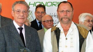 <p>Die beiden neuen Träger des Honorispreises: Prof. Dr. Werner Buselmaier (l.) und Michael Mühlbauer (r.).</p>