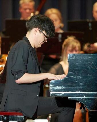 <p>Beim Sinfoniekonzert der Starkenburg Philharmoniker begrüßte Dirigent Günther Stegmüller die Zuhörer. Pianist Alexey Pudinov begeisterte am Klavier und die Instrumentalisten überzeugten wie immer.</p>