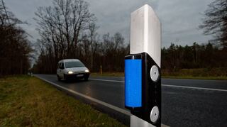 <p>Leitpfosten mit blauen Wildwarnreflektoren sollen jetzt auch auf den Landstraßen bei Heddesheim dazu beitragen, Unfälle zu verhindern.</p>