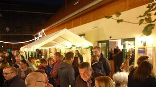 <p>Beliebte Treffpunkte bei der "Langen Nacht" in Wallstadt: Obsthof Bossert (l.), Café Maije (o.r.) und "Rund ums Rad" mit den Magic Mushrooms (u.r.).</p>