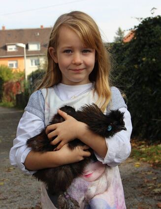<p>Hat bei der Zucht ihrer Zwerghühner alles richtig gemacht: Linda Schneidewind (7) - hier mit Caruso - wurde bei der Lokalschau Juniorenmeisterin.</p>