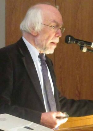 <p>Hartmut Bobzin spricht vor zahlreichen Zuhörern im Bürgerhaus über seine Erfahrungen mit der Koran-Übersetzung.</p>