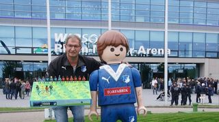 <p>Frank Puritscher aus Waibstadt zeigt eines seiner Dioramen und eine überdimensionale Playmobil-Figur mit Autogrammen von Spielern der TSG Hoffenheim vor der Sinsheimer Rhein-Neckar-Arena.</p>