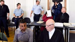 Hüseyin T. (vorne) lässt über seinen Verteidiger Peter Deschka erklären, dass der mitangeklagte Ramazan G. (stehend) die treibende Kraft hinter den Taten war.