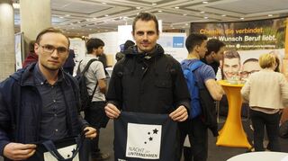 <p>Mehrere hundert Besucher kamen zur Messe in den Rosengarten. Unter ihnen waren Sergej Herwald (l.) und Denis Alexanders, die ihre Taschen mit Infomaterial zeigen.</p>