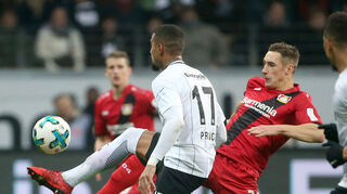 Der Frankfurter Kevin-Prince Boateng (l.) und Leverkusens Dominik Kohr kämpfen um den Ball.