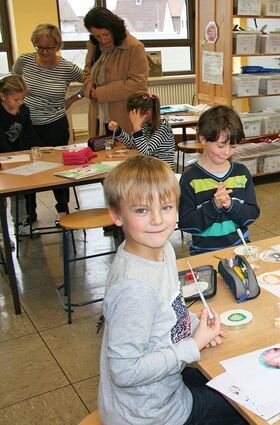 <p>Experimentierfreudige Nachwuchsforscher: Erstklässler der Goetheschule sind von ihren Farbversuchen begeistert.</p>