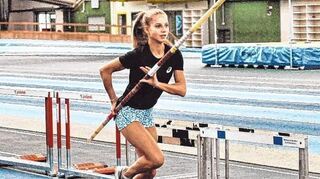 <p>Kraftvoller Anlauf, bevor es in die Höhe geht: Ann-Sophie Protzel beim Training in der MTG-Halle in Mannheim.</p>