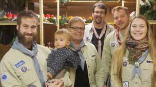 <p>Im Hintergrund sind schon die Adventskränze zu sehen, die die Pfadfinder am Wochenende verkaufen. Davor der Vorstand des Fördervereins (v.l.): Ronnie Gutschalk samt Tochter, Rosi Schlesinger, Björn Burwitz, Andreas Linke, Alicia Pfannmüller.</p>