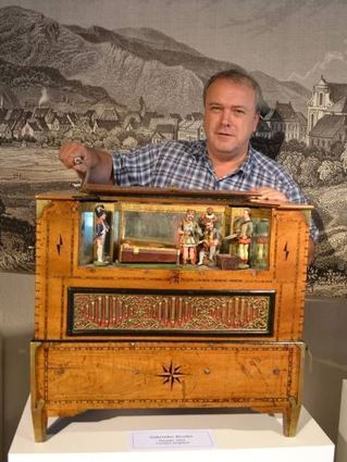 <p>Wolfgang Brommer an einer Drehorgel der Gebrüder Bruder.</p>