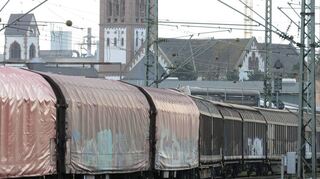 Die Riedbahn durchschneidet den Mannheimer Stadtteil Waldhof (unser Bild). Nach Prognosen der Deutschen Bahn sollen im Jahr 2025 knapp 300 Güterzüge durchs Stadtgebiet fahren - davon etwa 160 nachts.