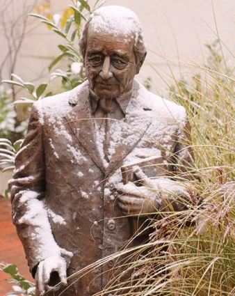 <p>Wie mit Puderzucker überzogen: Bronzestatue von Hans Mandel.</p>