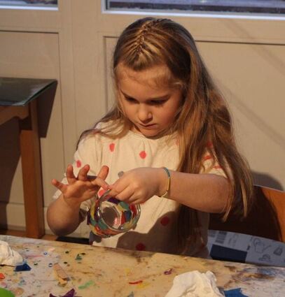 <p>Amelie (l.) verziert im Kinderhaus ein Glas mit buntem Transparentpapier. In der sechsjährigen Lilly (r.) steckt eine wahre Künstlerin: Gekonnt bemalt sie eine Weihnachtsbaumkugel mit Tupfen.</p>