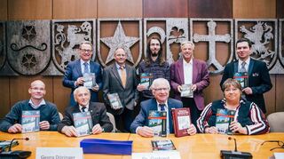 Bürgermeister Hansjörg Höfer (stehend links) und Archivar Dirk Hecht (stehend 2.v.l.) mit den Autoren bei der Präsentation des Schriesheimer Jahrbuchs im Sitzungssaal des Rathauses.